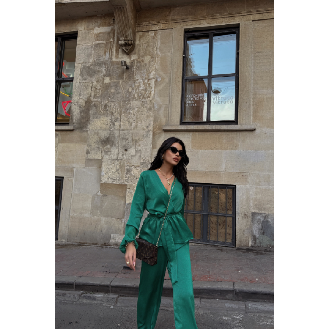 SATEN KRUVAZE BAĞLAMALI BLUZ- PANTOLON TAKIM - Yeşil 153591 SATEN KRUVAZE BAĞLAMALI BLUZ- PANTOLON TAKIM - Yeşil 153591