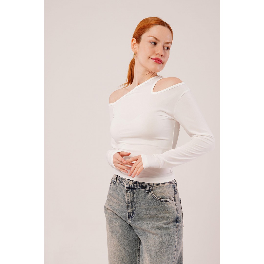 Omuz Dekolte Detaylı Beyaz Bluz 147548 Omuz Dekolte Detaylı Beyaz Bluz 147548