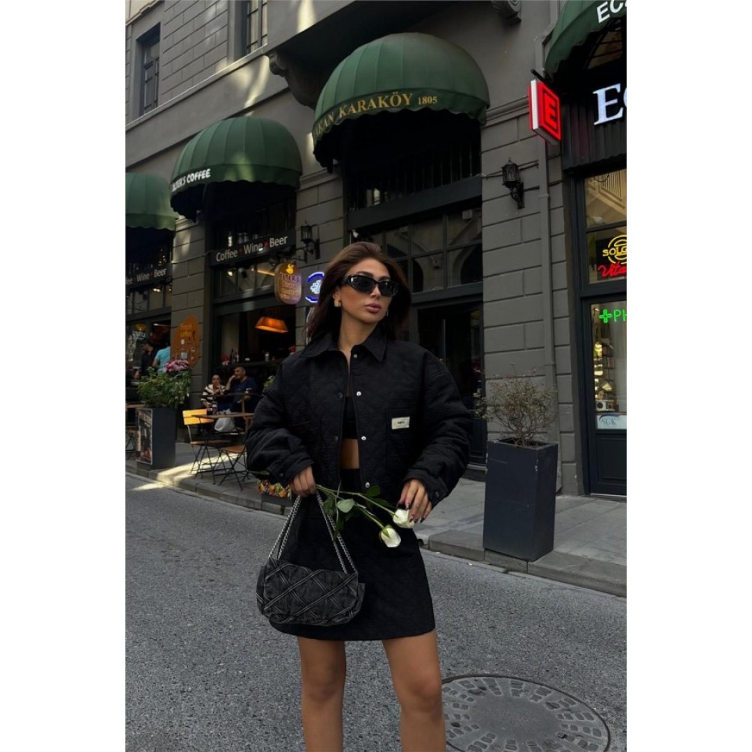 KAPİTONE CROP CEKET - ETEK TAKIM ARMA DETAYLI - Siyah 151696 KAPİTONE CROP CEKET - ETEK TAKIM ARMA DETAYLI - Siyah 151696
