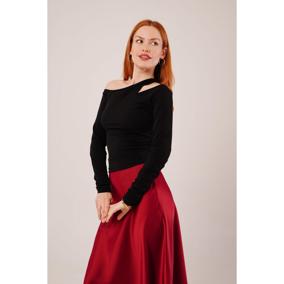 Omuz Dekolte Detaylı Siyah Bluz 147553 Omuz Dekolte Detaylı Siyah Bluz 147553