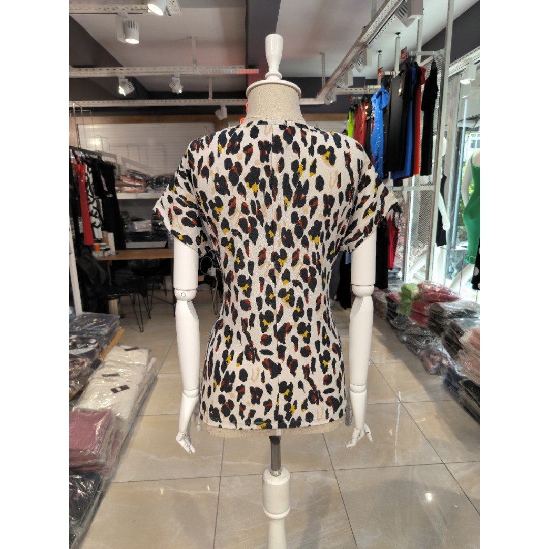 Kadın Kısa Kollu V Yaka Leopar Desen Krep Bluz - 108007 Kadın Kısa Kollu V Yaka Leopar Desen Krep Bluz - 108007