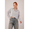 Crop Model Cepli Ve Çizgili Beyaz Gömlek - 147401 Crop Model Cepli Ve Çizgili Beyaz Gömlek - 147401