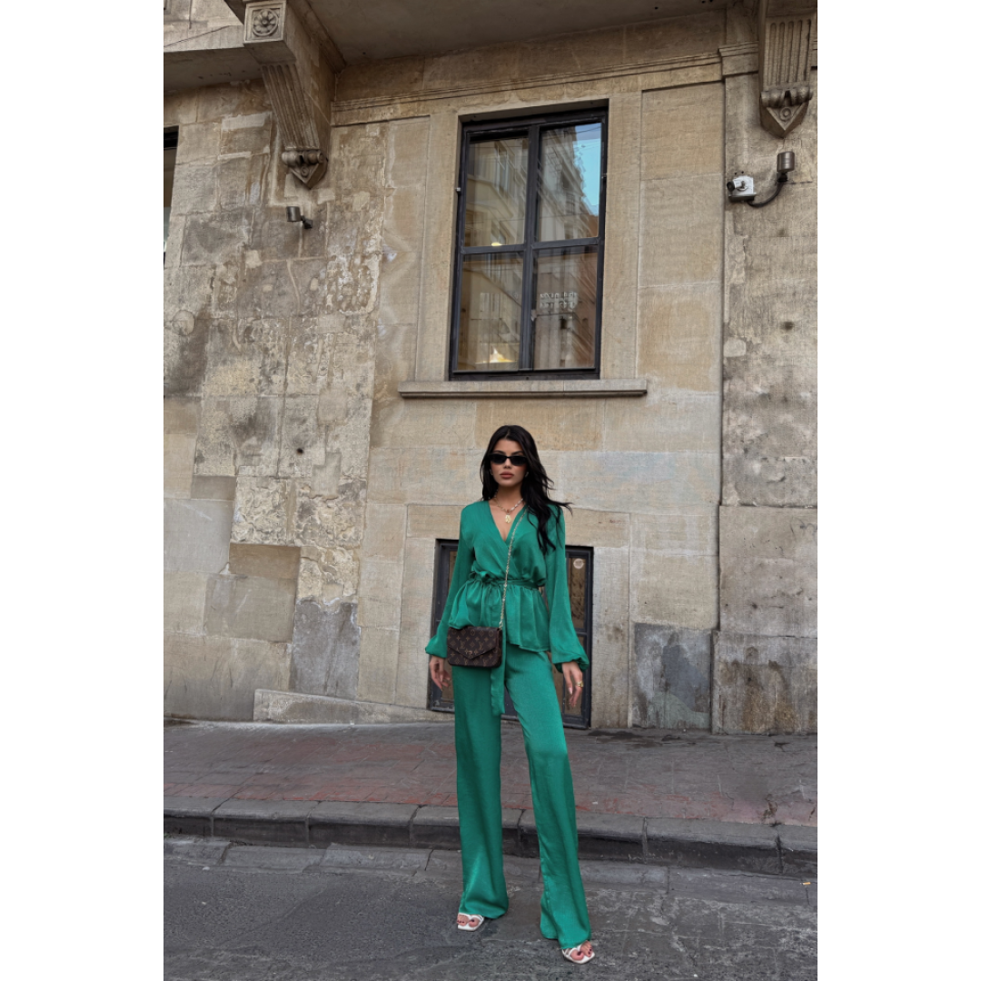 SATEN KRUVAZE BAĞLAMALI BLUZ- PANTOLON TAKIM - Yeşil 153591 SATEN KRUVAZE BAĞLAMALI BLUZ- PANTOLON TAKIM - Yeşil 153591