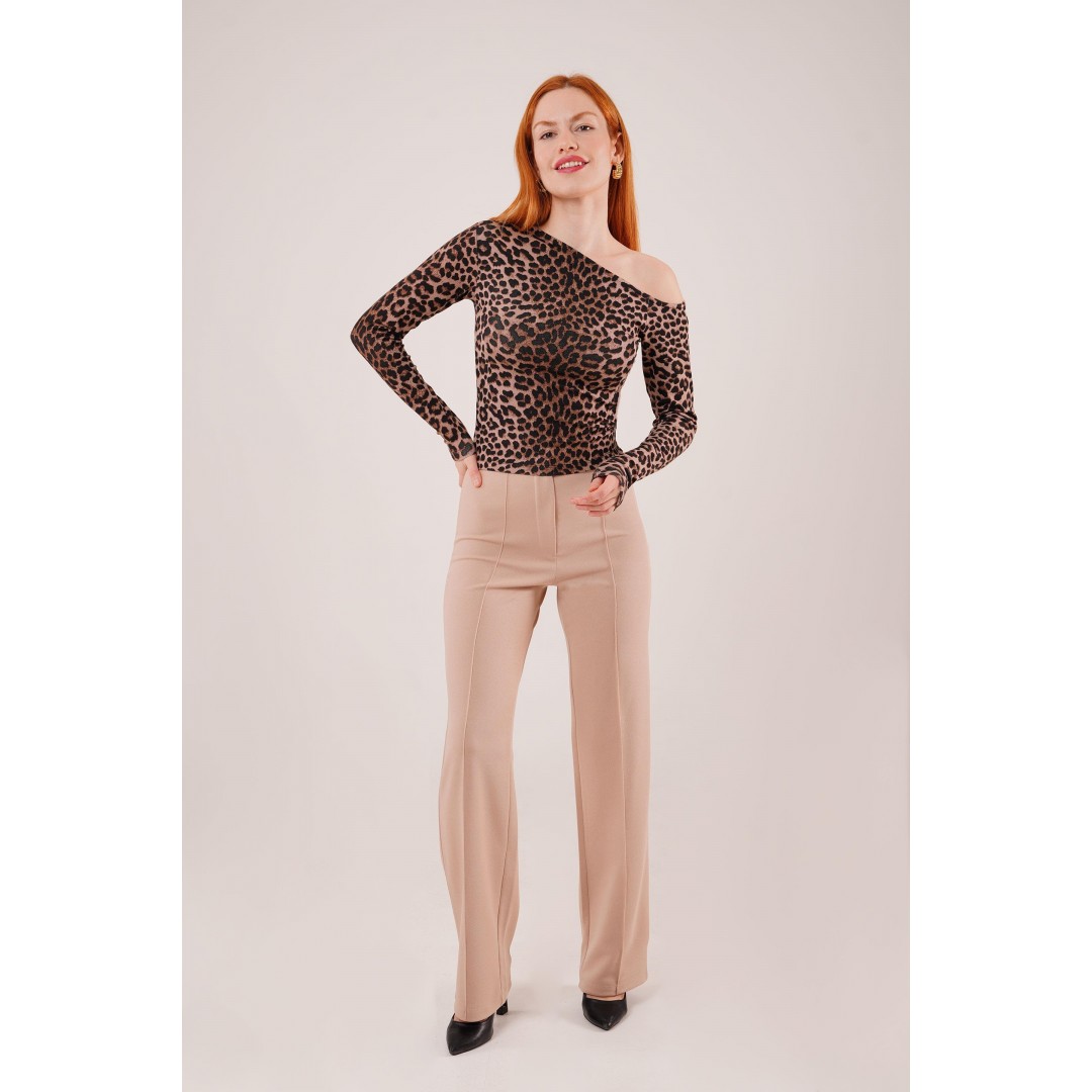 Düşük Omuz Detaylı Leopar Desen Bluz 147556 Düşük Omuz Detaylı Leopar Desen Bluz 147556