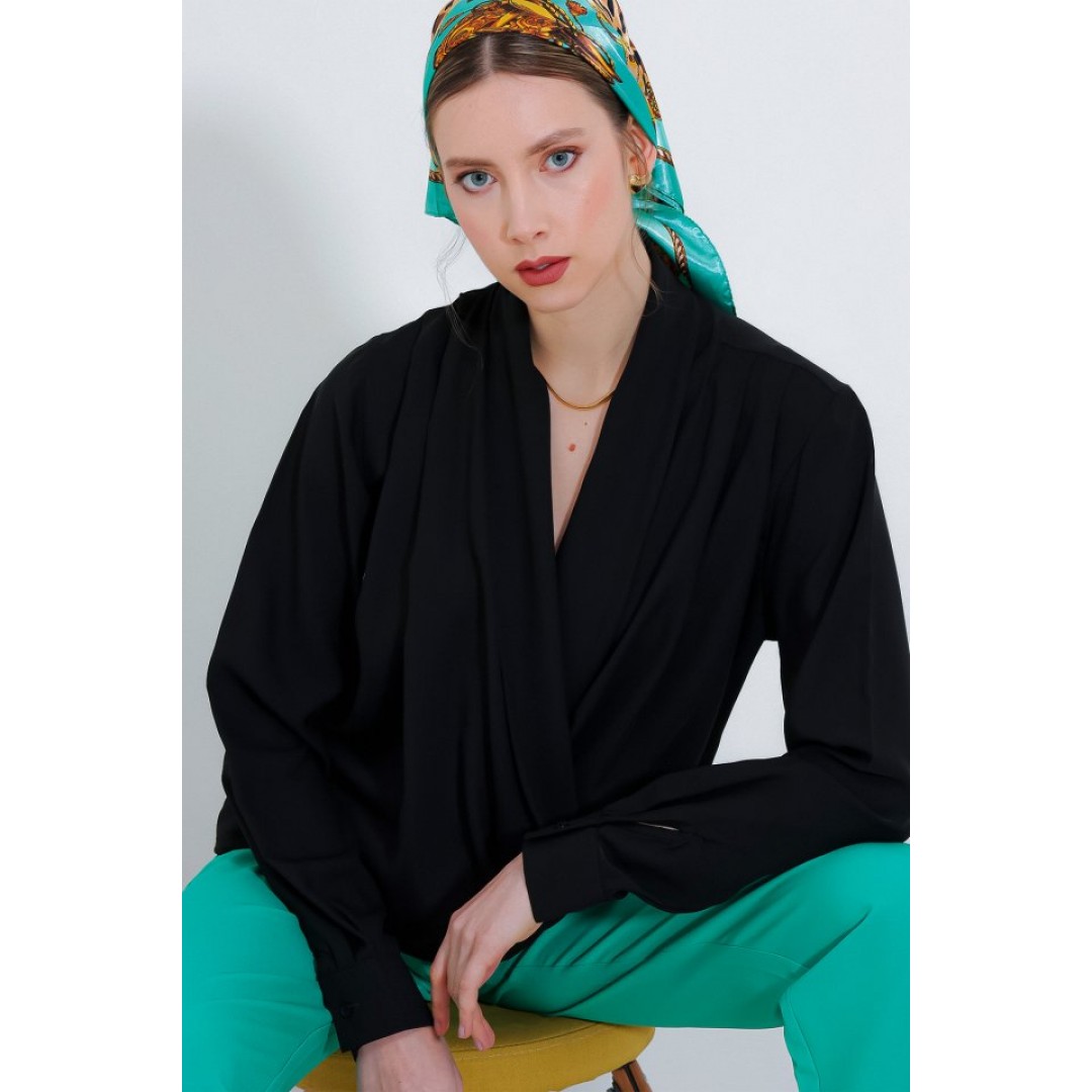 Siyah Kruvaze Yaka Dökümlü Saten Bluz 0492 146117 Siyah Kruvaze Yaka Dökümlü Saten Bluz 0492 146117