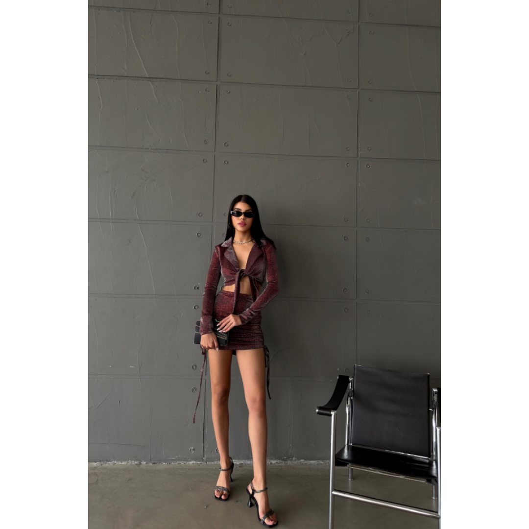 SİMLİ KUMAŞ BAĞLAMA DETAYLI CROP BLUZ -  KISA BÜZGÜ DETAYLI ETEK - Bordo 153437