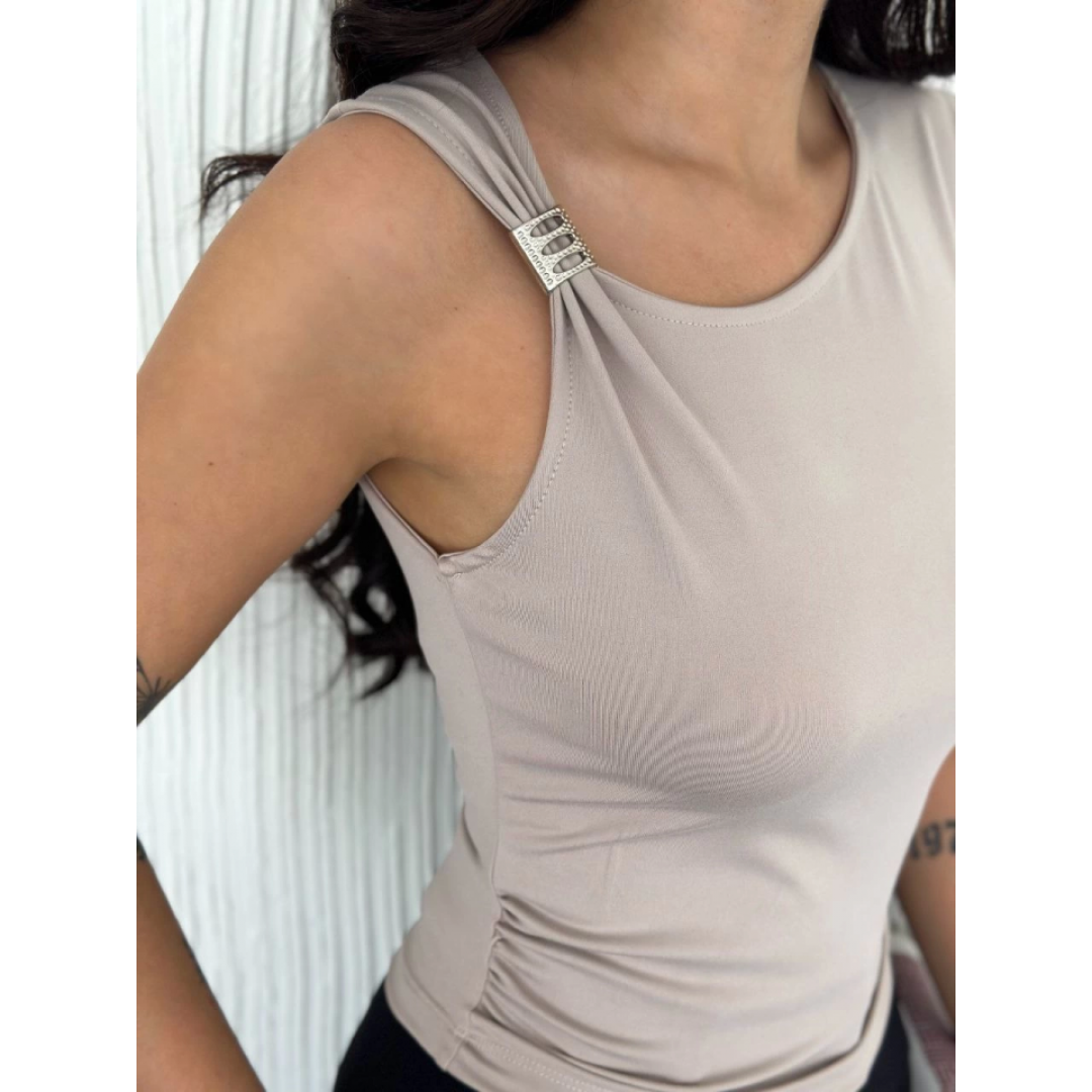 Osy Modal Yumuşak Dokulu Kumaş Bisiklet Yaka Sıfır Kol Bluz Omuz Toka Aksesuar Detaylı - Bej 162341 Osy Modal Yumuşak Dokulu Kumaş Bisiklet Yaka Sıfır Kol Bluz Omuz Toka Aksesuar Detaylı - Bej 162341