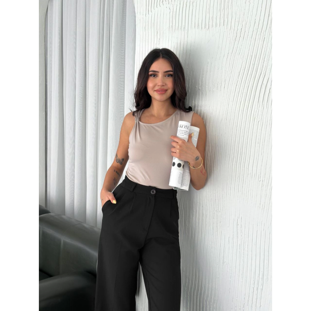 Osy Modal Yumuşak Dokulu Kumaş Bisiklet Yaka Sıfır Kol Bluz Omuz Toka Aksesuar Detaylı - Bej 162341 Osy Modal Yumuşak Dokulu Kumaş Bisiklet Yaka Sıfır Kol Bluz Omuz Toka Aksesuar Detaylı - Bej 162341